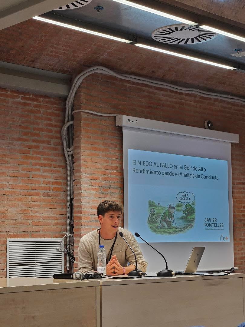 Javier Fontelles durante una ponencia sobre psicología del deporte